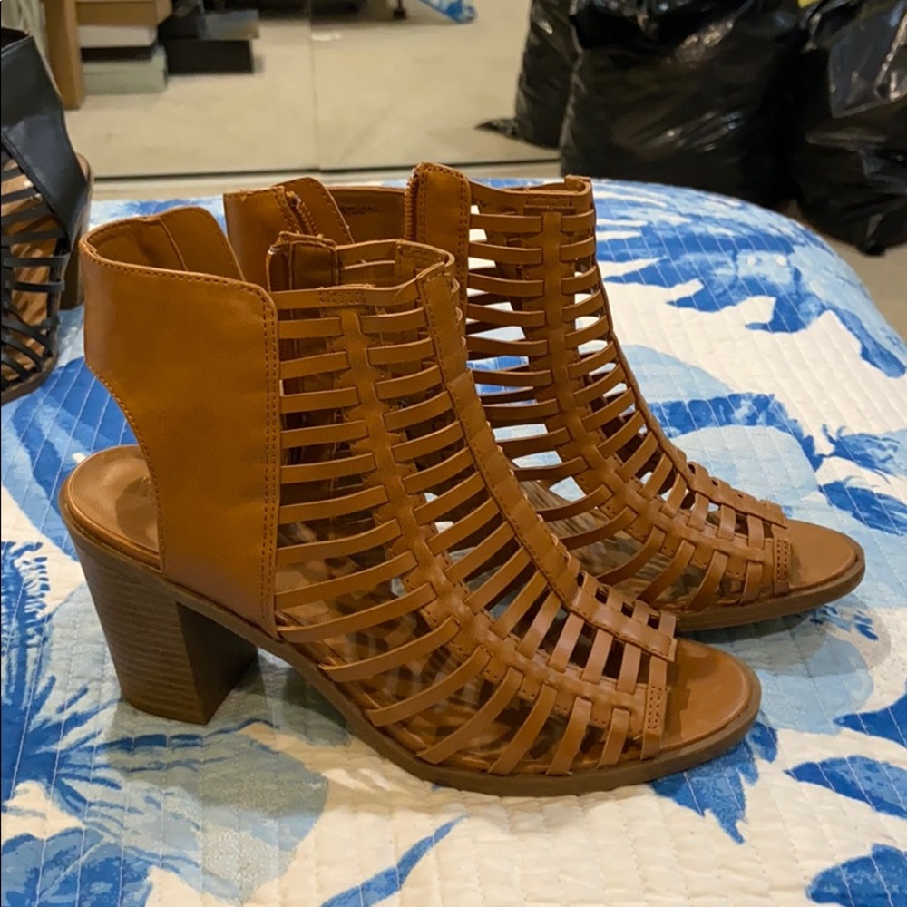 Tan wedges!
